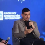 Fanii lui Călin Georgescu protestează la Arestul Central. Simion face apel din Polonia la mobilizare