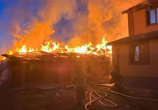 <span style="color:#990000;">Ziua 1690</span> Șase ore de negocieri fără rezultat, Zelenski acuză o „perdea de fum”. Putin salută afacerea cu Trump. Opt morți într-un bloc bombardat