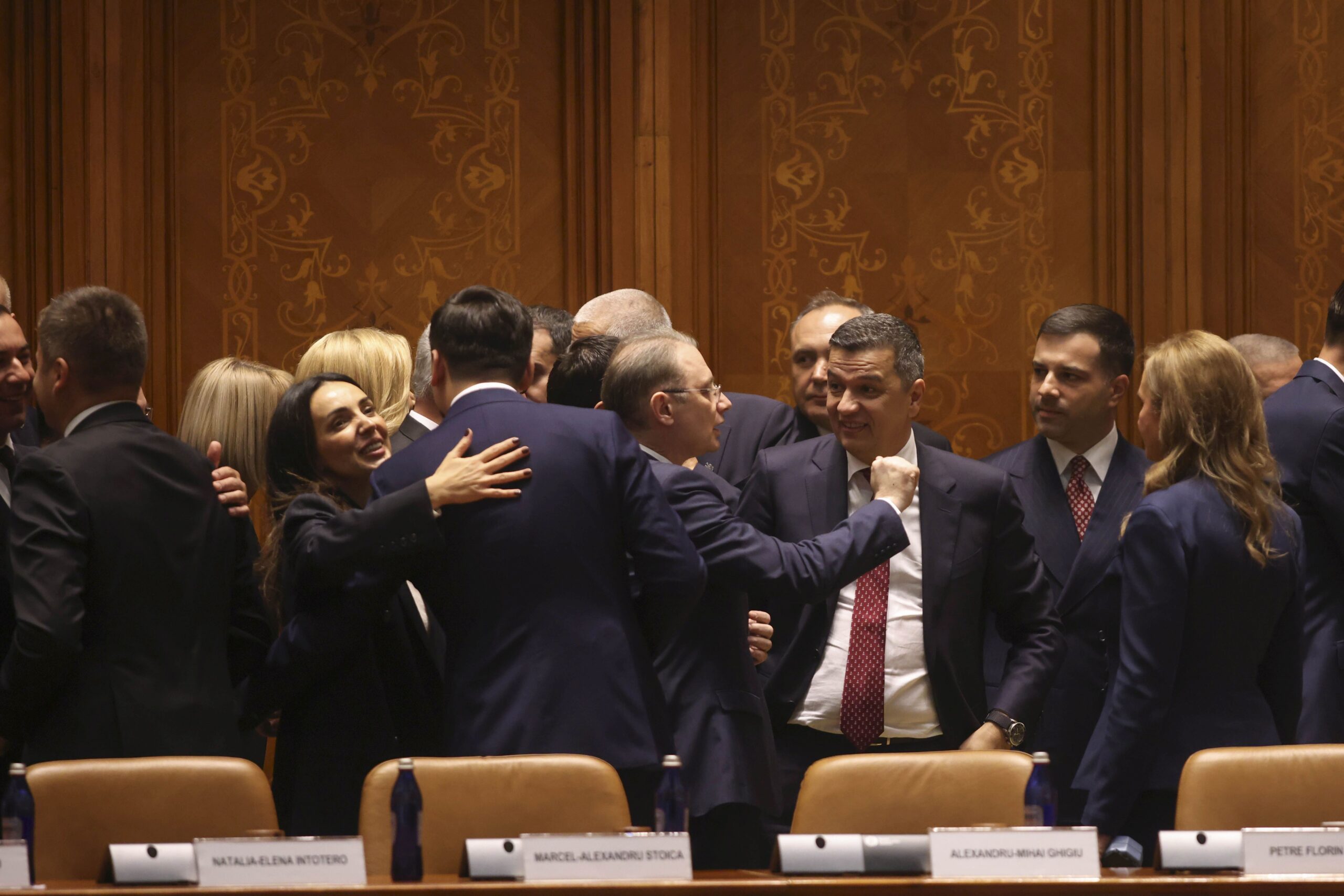 România își formează un nou guvern după cinci luni de blocaj politic