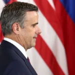 Omul care conduce o agenție aflată în război cu Rusia chiar în timp ce Trump bate palma cu Putin