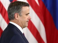 Omul care conduce o agenție aflată în război cu Rusia chiar în timp ce Trump bate palma cu Putin