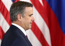 Omul care conduce o agenție aflată în război cu Rusia chiar în timp ce Trump bate palma cu Putin