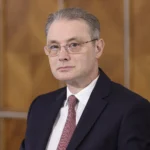 Cine este Luca Niculescu, desemnat premier de Nicușor Dan: de la jurnalism și diplomație la coordonarea aderării la OCDE
