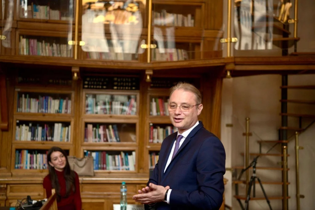 Răspunsul lui Luca Niculescu la ironiile de pe rețele după recenziile sale de carte. Volumul care l-a impresionat anul acesta