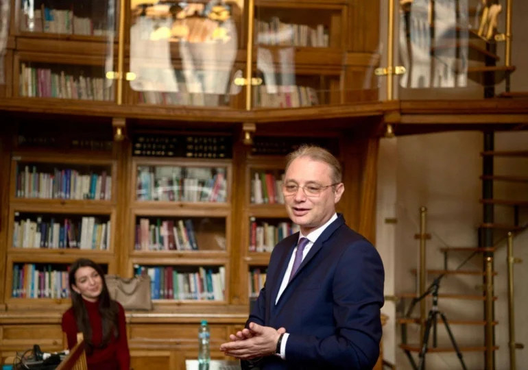 Răspunsul lui Luca Niculescu la ironiile de pe rețele după recenziile sale de carte. Volumul care l-a impresionat anul acesta