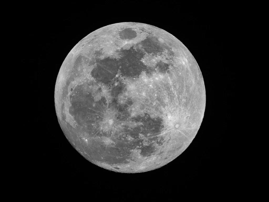 Marile puteri vor să pună reactoare nucleare pe Lună, dar riscurile sunt enorme