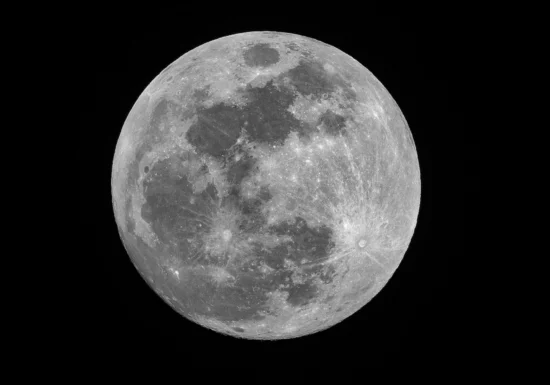 Marile puteri vor să pună reactoare nucleare pe Lună, dar riscurile sunt enorme