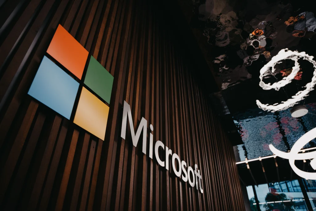 Factura uriașă a inteligenței artificiale: Mii de angajați Microsoft, invitați să plece voluntar. Sunt vizați inclusiv vicepreședinții companiei