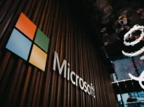 Factura uriașă a inteligenței artificiale: Mii de angajați Microsoft, invitați să plece voluntar. Sunt vizați inclusiv vicepreședinții companiei
