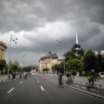 Vremea se schimbă radical de duminică. Ploi în toată țara, frig și primele ninsori la munte. În București, temperaturile se prăbușesc