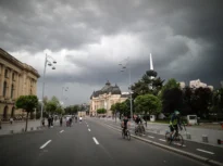 Vremea se schimbă radical de duminică. Ploi în toată țara, frig și primele ninsori la munte. În București, temperaturile se prăbușesc