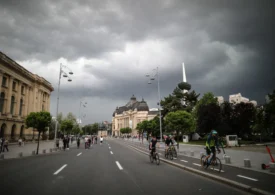 Vremea se schimbă radical de duminică. Ploi în toată țara, frig și primele ninsori la munte. În București, temperaturile se prăbușesc