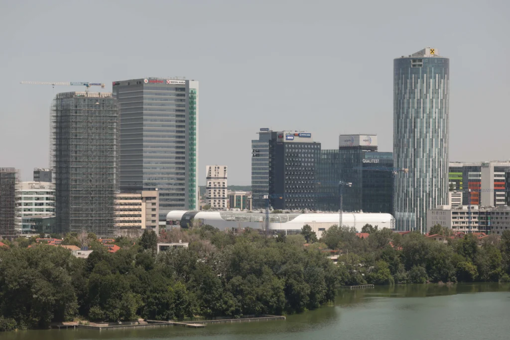 Raport SUA despre mediul de afaceri din România: Taxele mari, legile schimbate frecvent și birocrația pun probleme investitorilor