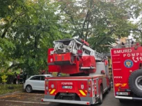 Un bloc din București a fost evacuat după apariția unei crăpături între etajele 5 și 8 (Foto) UPDATE Primăria București: Fisura există de 9 ani. Locatarii s-au întors în clădire