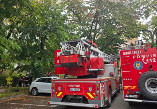 Un bloc din București a fost evacuat după apariția unei crăpături între etajele 5 și 8 (Foto)