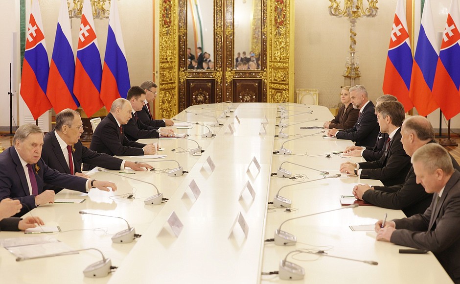Îngrijorări după ce Slovacia reia contactele militare cu Rusia