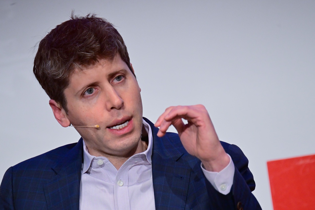Sam Altman spune că AI implică riscuri acceptabile, dar nu scenarii catastrofale