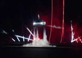 Tesla a prezentat modelul Roadster. În varianta de echipare Rocket, mașina poate "zbura" <span style="color:#990000;">(Video)</span>