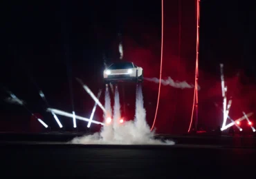 Tesla a prezentat modelul Roadster. În varianta de echipare Rocket, mașina poate "zbura" (Video)