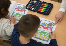 Paradoxul alimentației sănătoase: Copiii știu ce este sănătos, dar unul din trei are exces ponderal