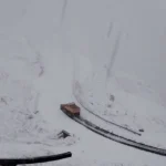 Transfăgărășanul a fost închis din cauza ninsorii. Sectoarele pe care nu se circulă