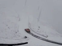 Transfăgărășanul a fost închis din cauza ninsorii. Sectoarele pe care nu se circulă