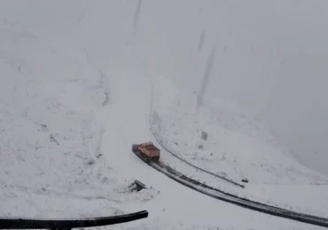 Transfăgărășanul a fost închis din cauza ninsorii. Sectoarele pe care nu se circulă