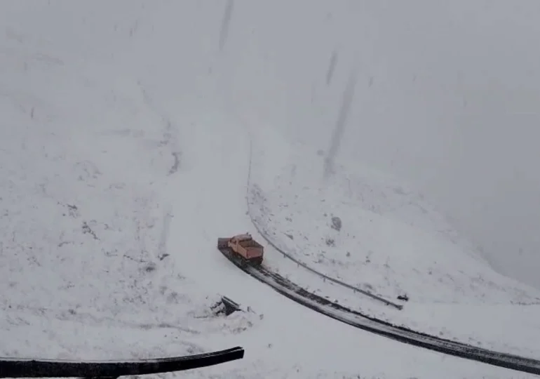 Transfăgărășanul a fost închis din cauza ninsorii. Sectoarele pe care nu se circulă
