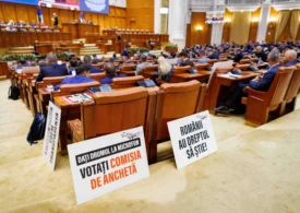 Protest la Camera Deputaților. USR cere înființarea Comisiei de anchetă Mykonos-Nordis: Leii suveraniști devin pisici când e vorba de mișmașurile PSD (Foto)