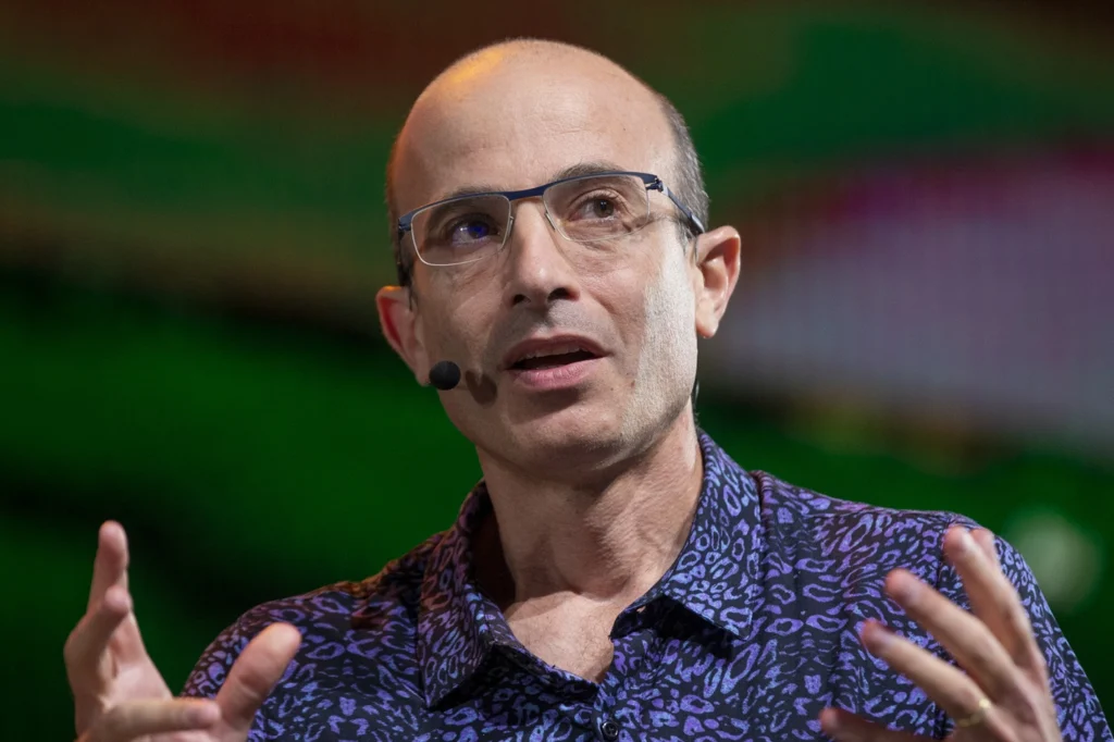 Yuval Noah Harari, avertisment despre AI: „Oamenii sunt vacile viitorului”
