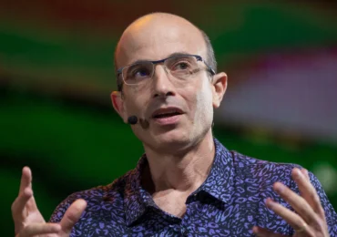 Yuval Noah Harari, avertisment despre AI: „Oamenii sunt vacile viitorului”