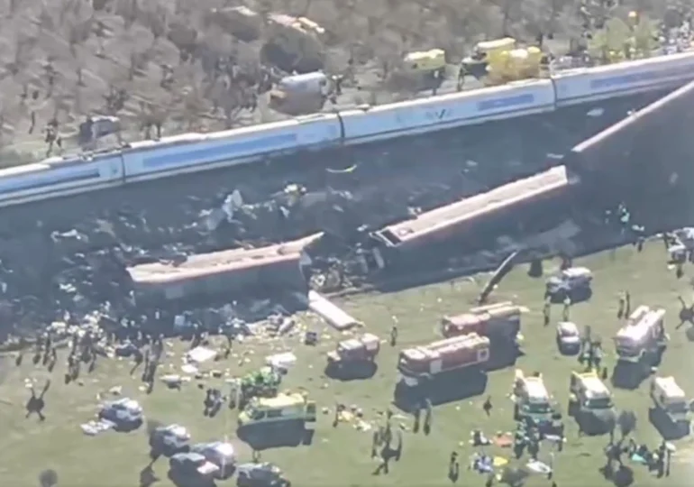 <span style="color:#990000;">LIVE</span> Deadly train crash in Spain: At least 50 dead, 179 injured. Carriages torn apart as investigators examine possible human error (Photos & Video)