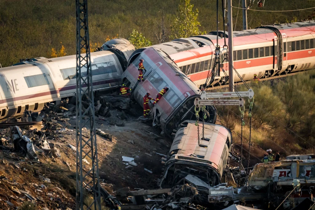 42 de străini, printre pasagerii trenurilor implicate în tragedia din Spania. Soarta a 24 dintre ei este încă necunoscută