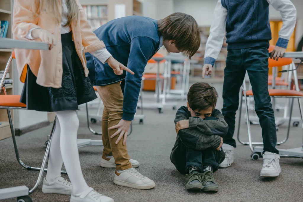 Elevul care și-a atacat colegii cu maceta a fost reținut. Ar fi fost victima bullyingului. Reacții de la Cotroceni și Guvern