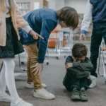 Elevul care și-a atacat colegii cu maceta a fost reținut. Ar fi fost victima bullyingului. Reacții de la Cotroceni și Guvern