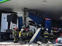 Trafic blocat pe Valea Oltului și pericol de explozie: Un TIR a distrus o pompă la o benzinărie din Călimănești