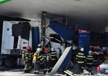 Trafic blocat pe Valea Oltului și pericol de explozie: Un TIR a distrus o pompă la o benzinărie din Călimănești