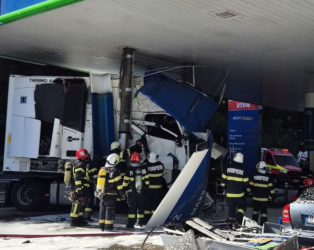 Trafic blocat pe Valea Oltului și pericol de explozie: Un TIR a distrus o pompă la o benzinărie din Călimănești
