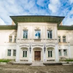 Cât costă un castel vechi de aproape 300 de ani în România. Are 36 de dormitoare și un parc de peste 4 hectare (Foto)
