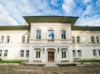 Cât costă un castel vechi de aproape 300 de ani în România. Are 36 de dormitoare și un parc de peste 4 hectare (Foto)