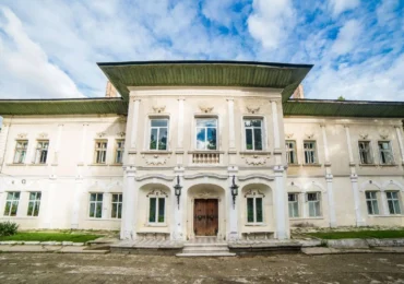 Cât costă un castel vechi de aproape 300 de ani în România. Are 36 de dormitoare și un parc de peste 4 hectare (Foto)