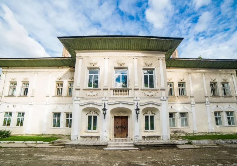 Cât costă un castel vechi de aproape 300 de ani în România. Are 36 de dormitoare și un parc de peste 4 hectare (Foto)
