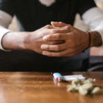 Dosar penal sau ajutor pentru tinerii prinși cu droguri? Ce ar schimba noua lege și de ce îi împarte pe specialiști