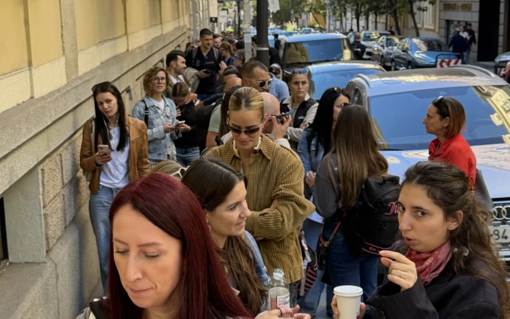 Alegeri cruciale în Serbia: Cozi imense la secțiile de vot. Vučić a stat aproape două ore la rând ca să voteze