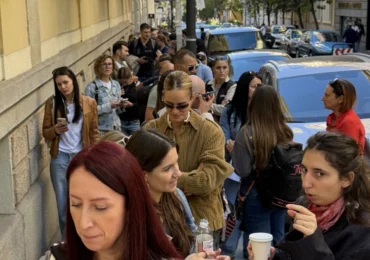 Alegeri cruciale în Serbia: Cozi imense la secțiile de vot. Vučić a stat aproape două ore la rând ca să voteze