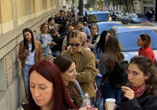 Alegeri cruciale în Serbia: Cozi imense la secțiile de vot. Vučić a stat aproape două ore la rând ca să voteze