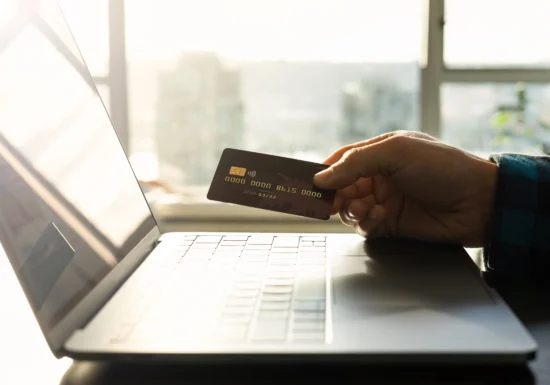Capcanele donațiilor online: ce trebuie să verifici înainte să trimiți bani