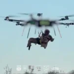 Premieră mondială: Un soldat rănit a fost scos de pe linia frontului cu o dronă (Video)