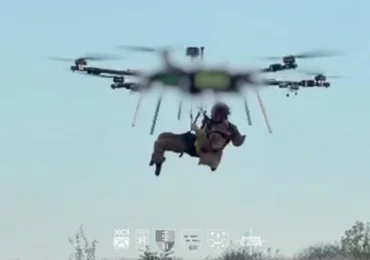 Premieră mondială: Un soldat rănit a fost scos de pe linia frontului cu o dronă (Video)