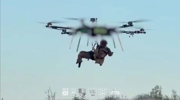 Premieră mondială: Un soldat rănit a fost scos de pe linia frontului cu o dronă (Video)